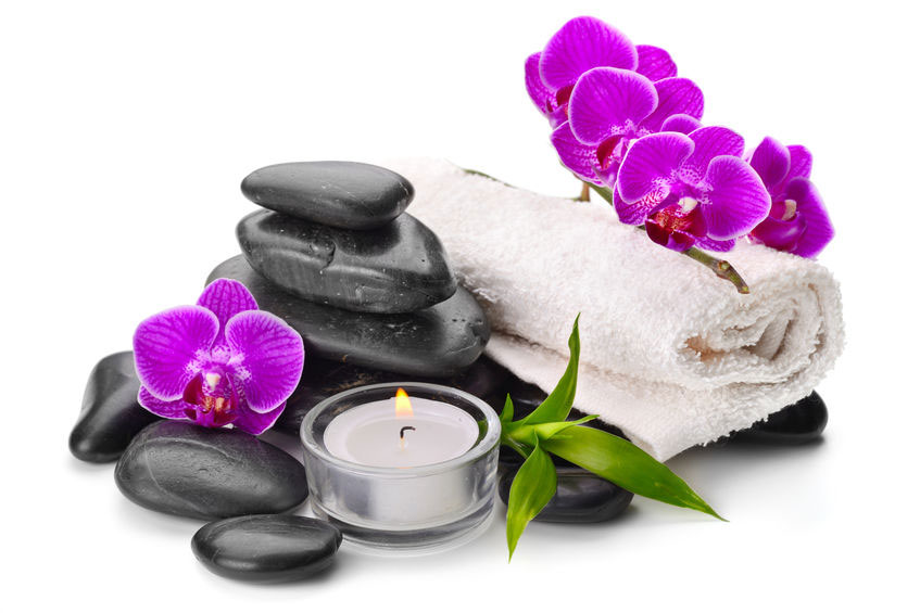Massage Handtuch mit Steinen und Kerze