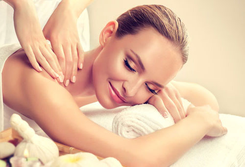 Massage Service mit zufriedener Massage